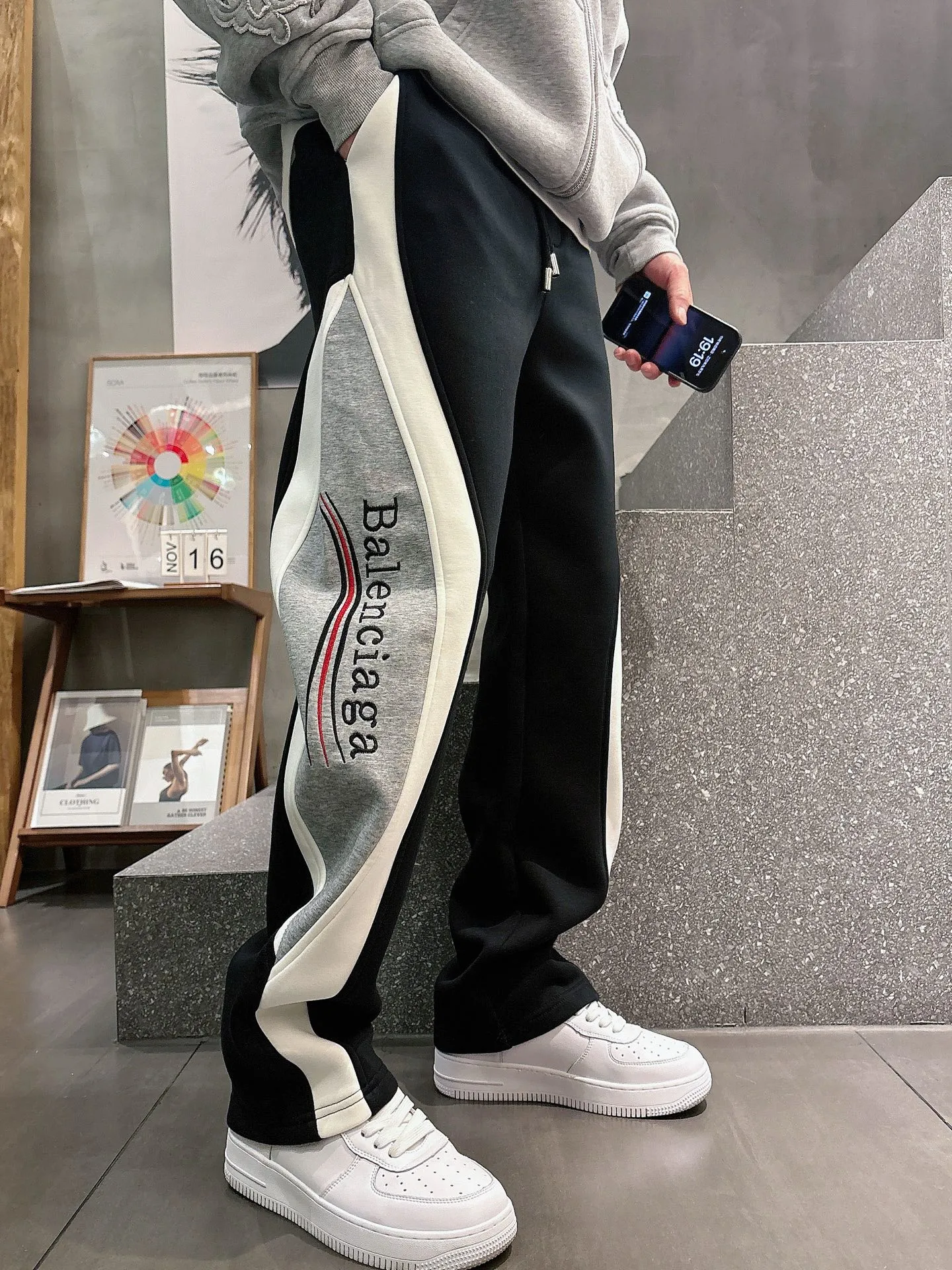 Balenciaga 🆕2026 Autumn and Winter New Arrival Casual Pants! The official website will be released simultaneously. Brand Classic LOGO casual pants, customized fabrics, excellent comfort and strong touch. Highly recognisable, perfect appearance and craftsmanship. Size:M-3XL